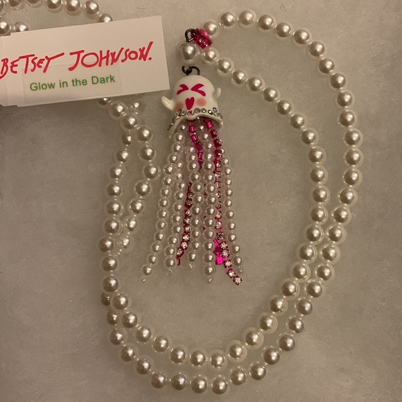 NWT $48 GLOW IN THE DARK Betsey Johnson Ghost Pearl Fringe Necklace - Picture 9 of 9